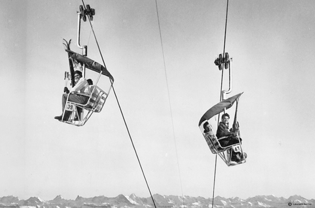 Depuis un siècle, l’évolution des remontées mécaniques a rendu nos montagnes plus accessibles, révolutionnant la pratique de la glisse ⛷️⛰️ De la première remontée aux installations ultra-modernes, chaque étape de cette aventure a rapproché les skieurs des sommets !