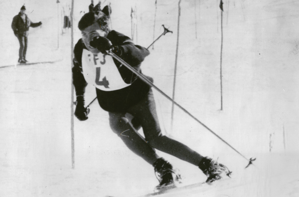 Au cœur de la discipline, le matériel devient bien plus qu’un simple équipement. Il représente à la fois l'héritage de plus de cent ans d'innovation et le socle sur lequel reposent les performances, la sécurité des skieurs et le plaisir de la glisse